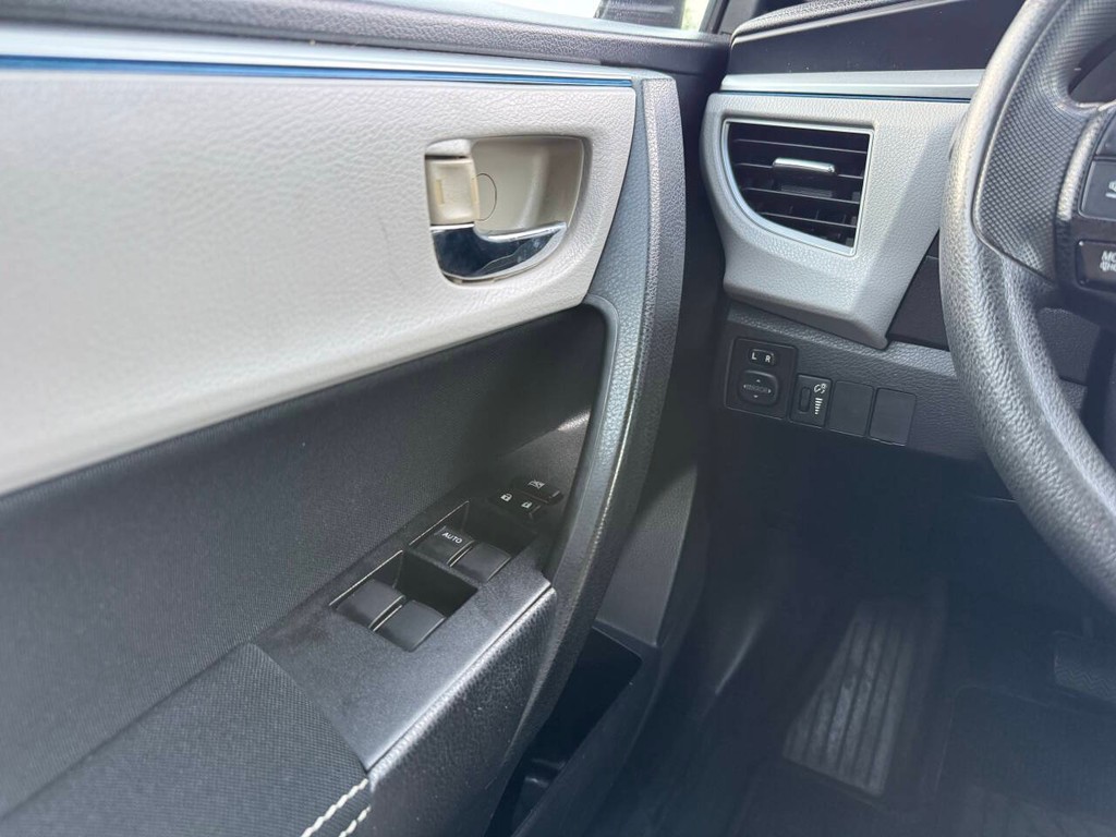 Toyota Corolla Vehicle Full-screen Gallery Image 30