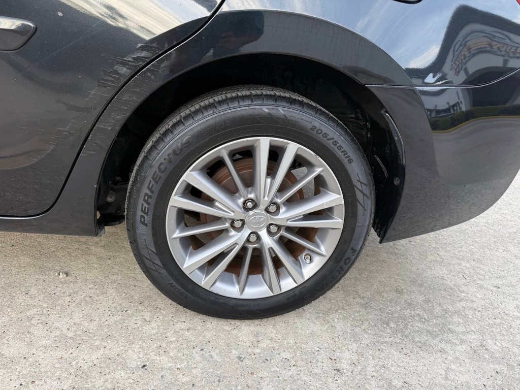 Toyota Corolla Vehicle Full-screen Gallery Image 36