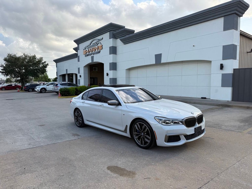 BMW 7 Series Vehicle Full-screen Gallery Image 02