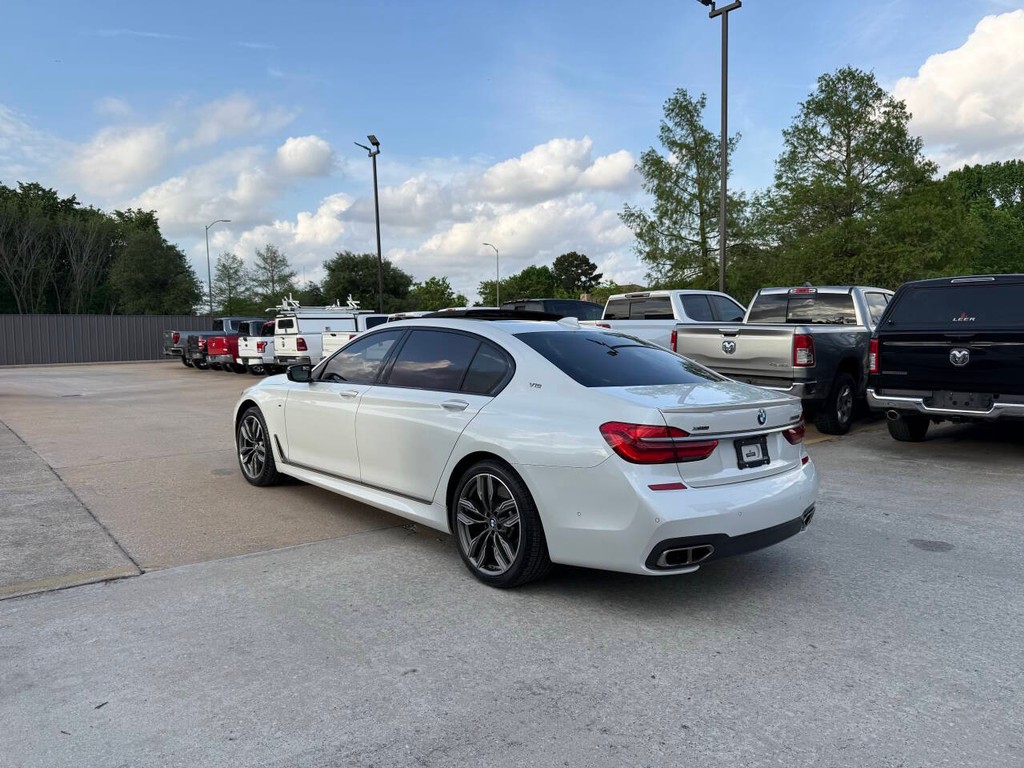 BMW 7 Series Vehicle Full-screen Gallery Image 04