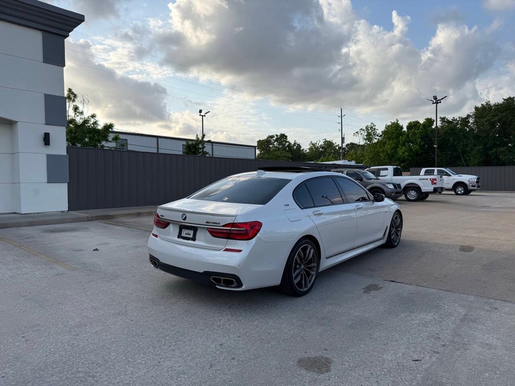 BMW 7 Series Vehicle Full-screen Gallery Image 05