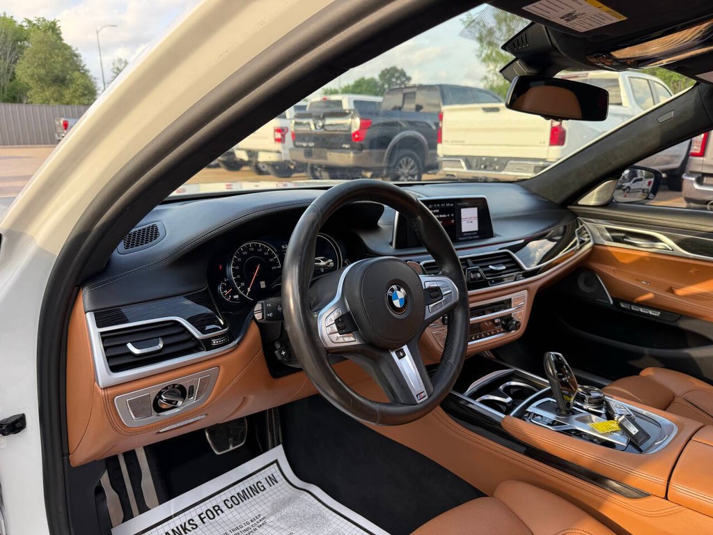 BMW 7 Series Vehicle Full-screen Gallery Image 06