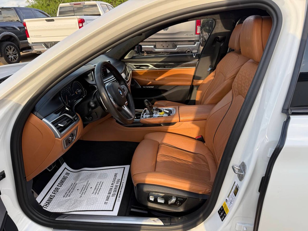 BMW 7 Series Vehicle Full-screen Gallery Image 07