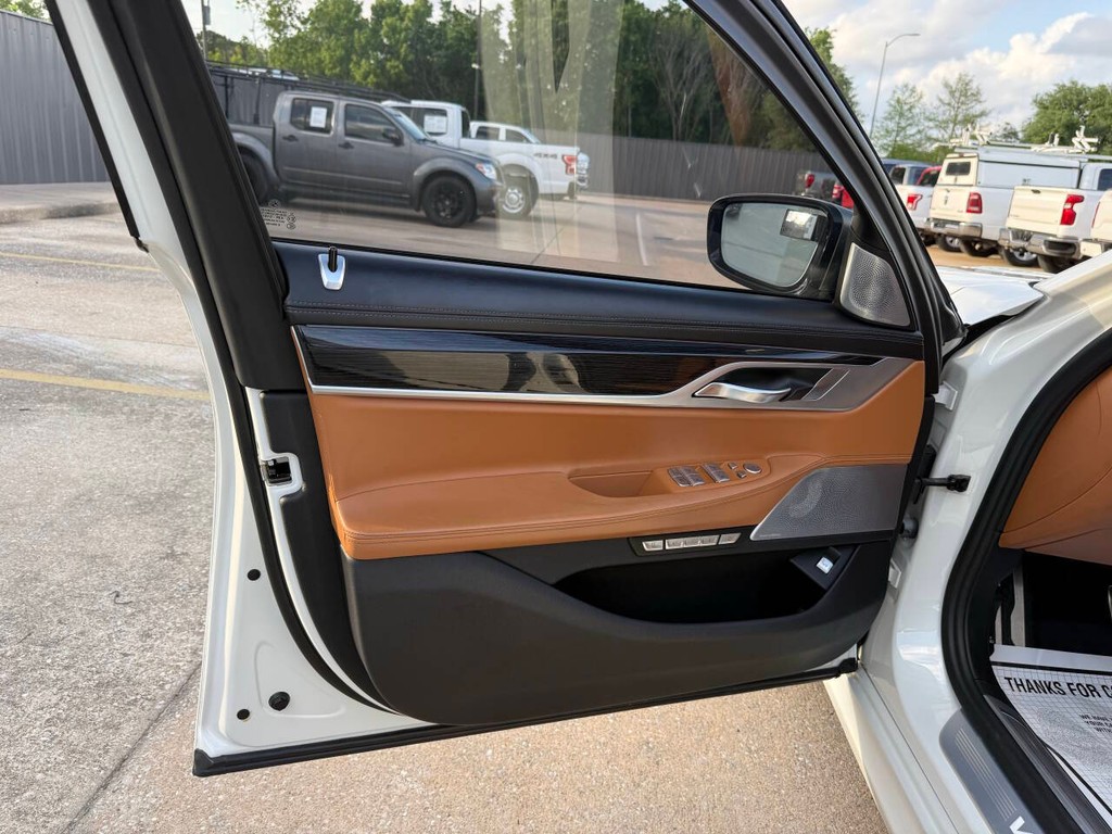 BMW 7 Series Vehicle Full-screen Gallery Image 08