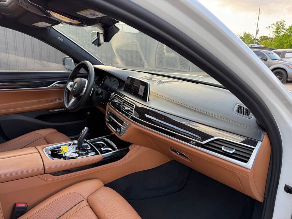 BMW 7 Series Vehicle Full-screen Gallery Image 09