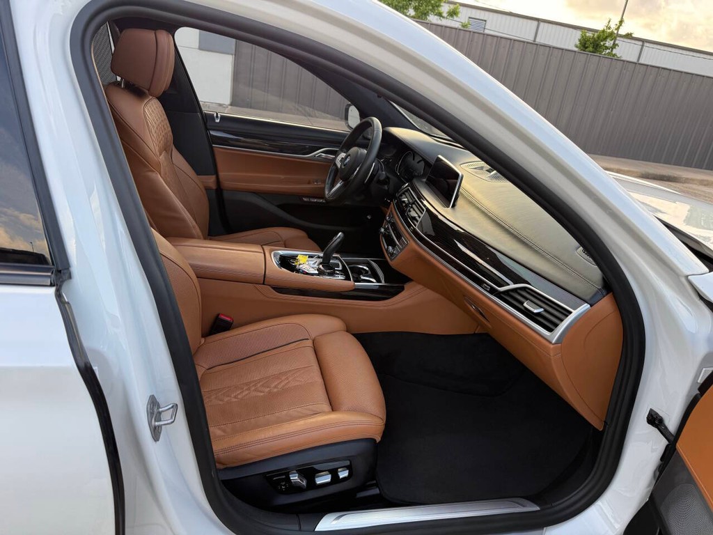 BMW 7 Series Vehicle Full-screen Gallery Image 10