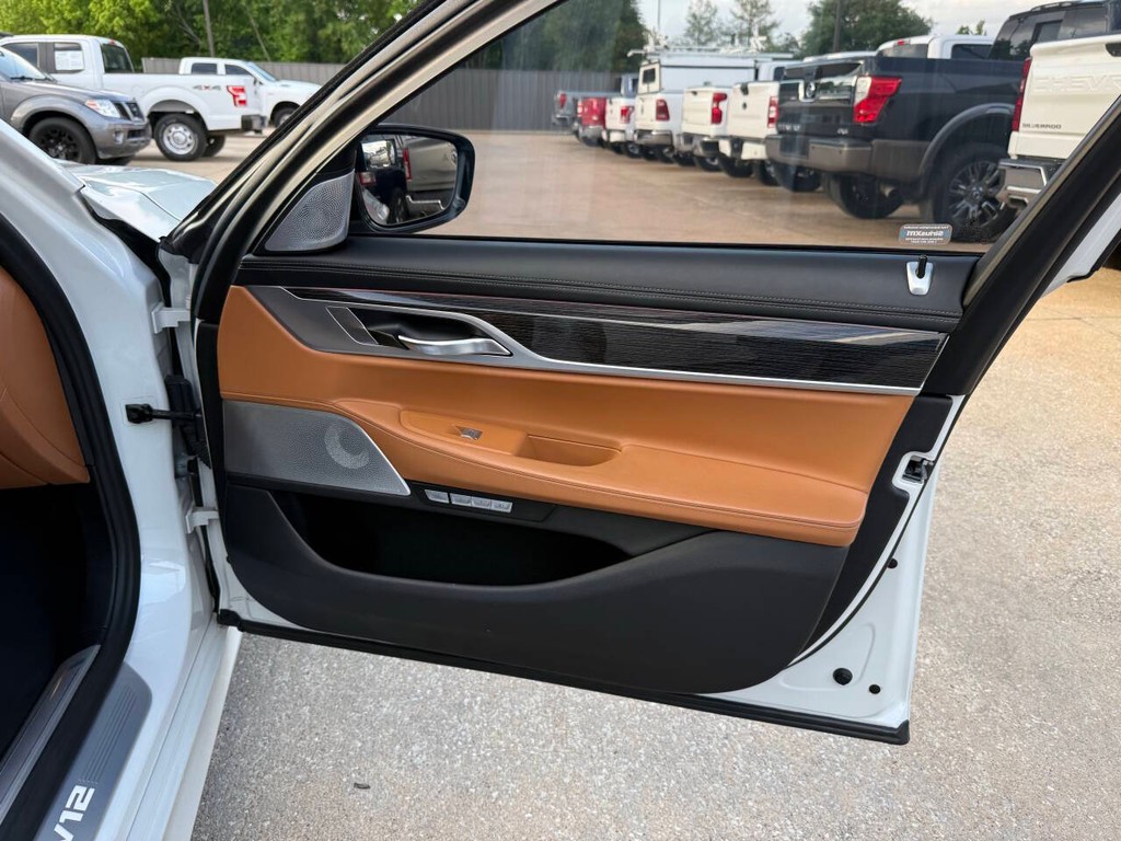 BMW 7 Series Vehicle Full-screen Gallery Image 11