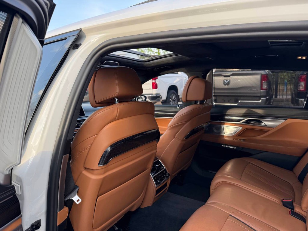 BMW 7 Series Vehicle Full-screen Gallery Image 12