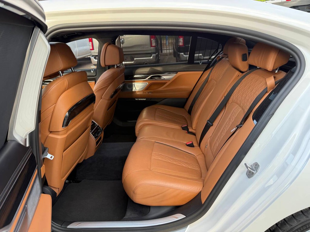 BMW 7 Series Vehicle Full-screen Gallery Image 13