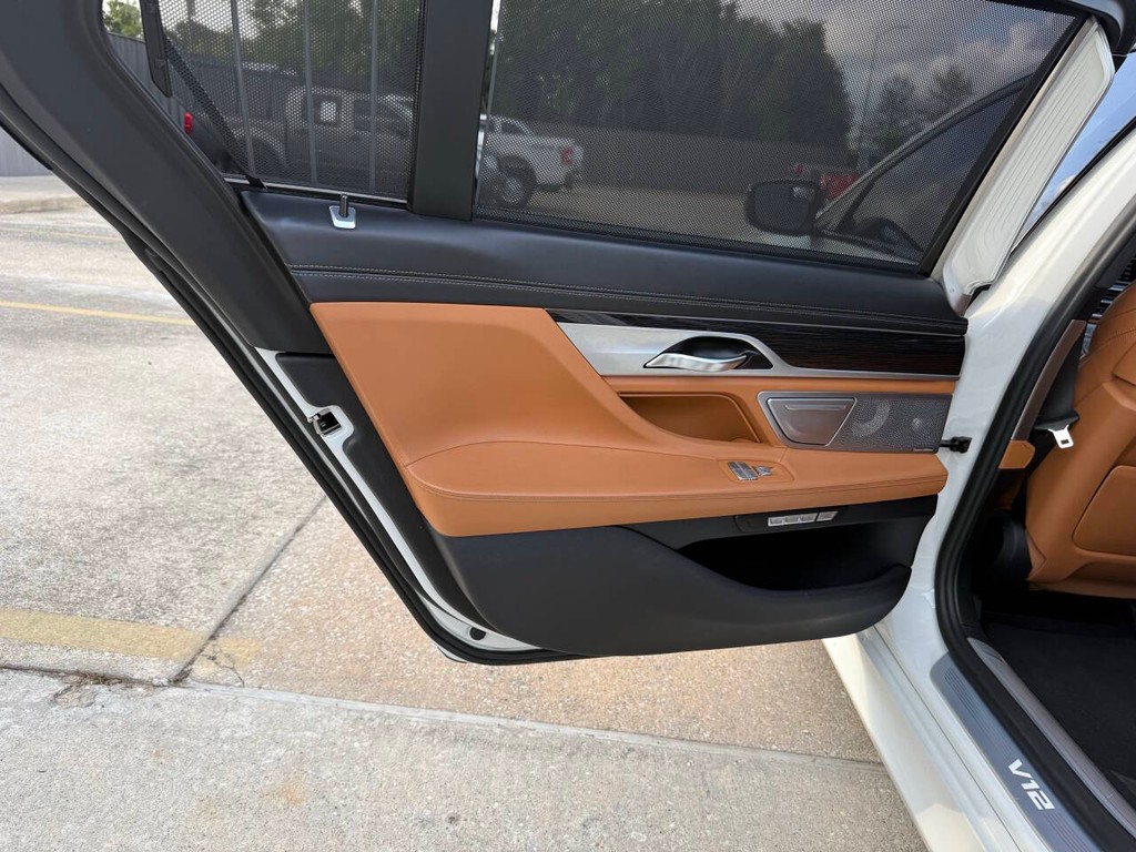 BMW 7 Series Vehicle Full-screen Gallery Image 14