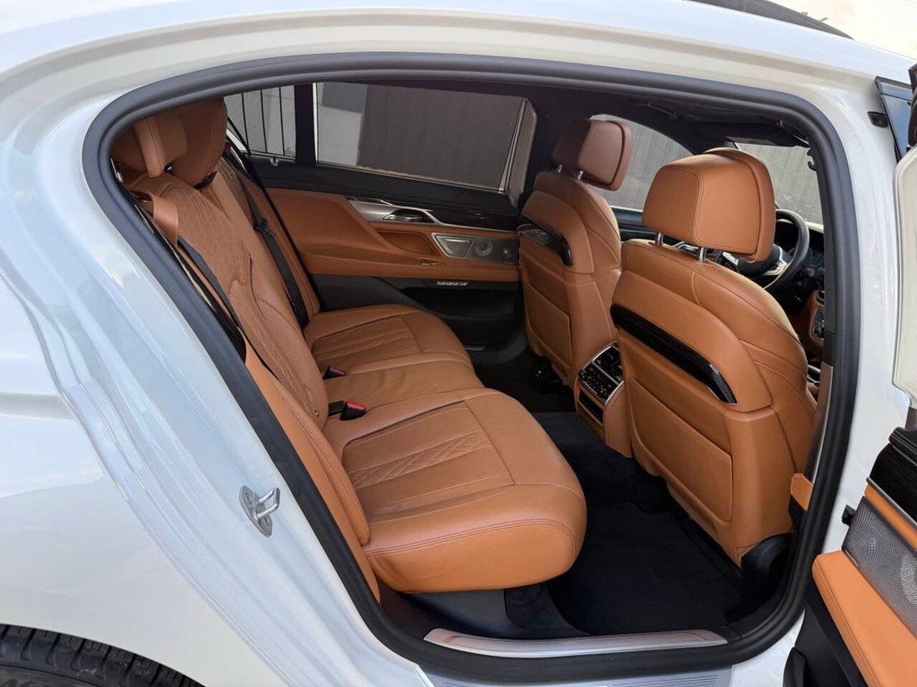 BMW 7 Series Vehicle Full-screen Gallery Image 15