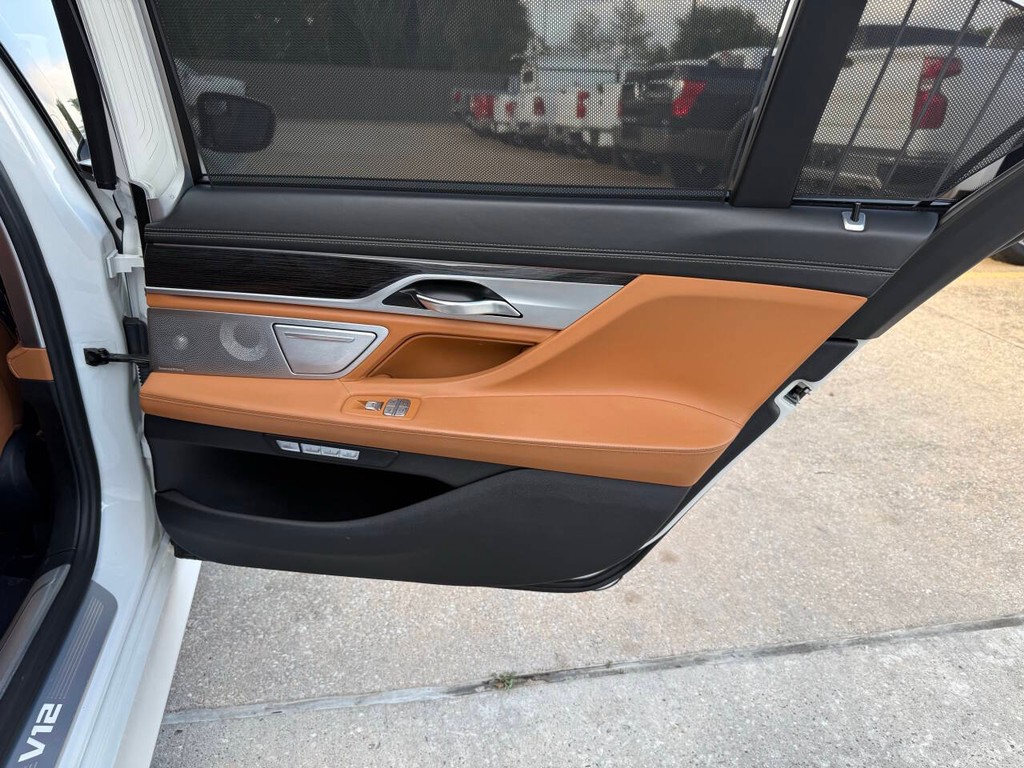 BMW 7 Series Vehicle Full-screen Gallery Image 16