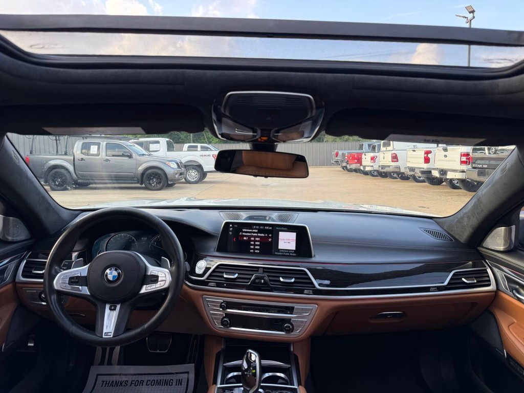 BMW 7 Series Vehicle Full-screen Gallery Image 17