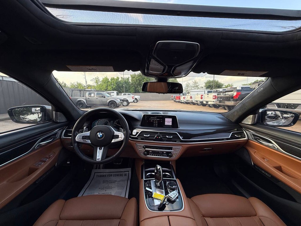 BMW 7 Series Vehicle Full-screen Gallery Image 20
