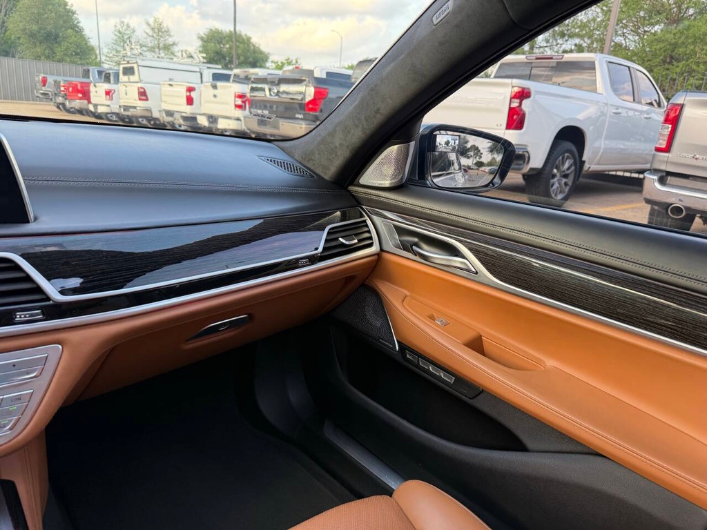 BMW 7 Series Vehicle Full-screen Gallery Image 22