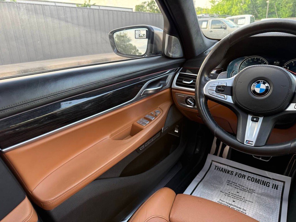 BMW 7 Series Vehicle Full-screen Gallery Image 23