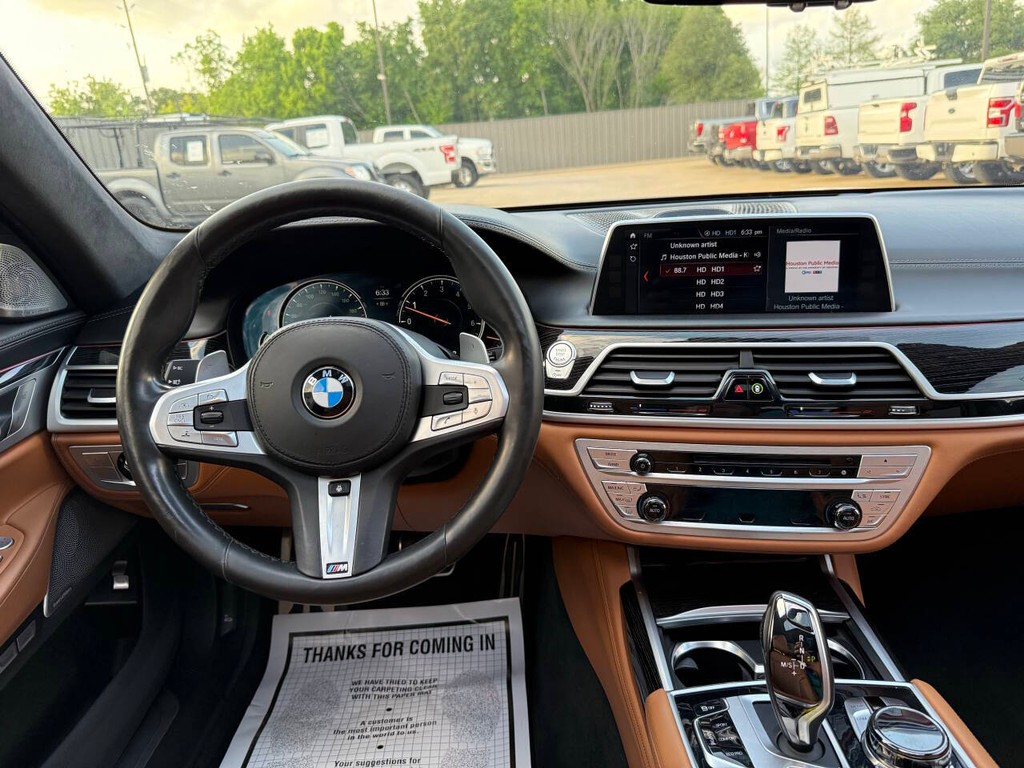 BMW 7 Series Vehicle Full-screen Gallery Image 24