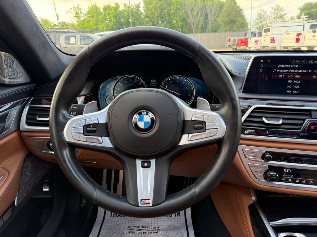 BMW 7 Series Vehicle Full-screen Gallery Image 25