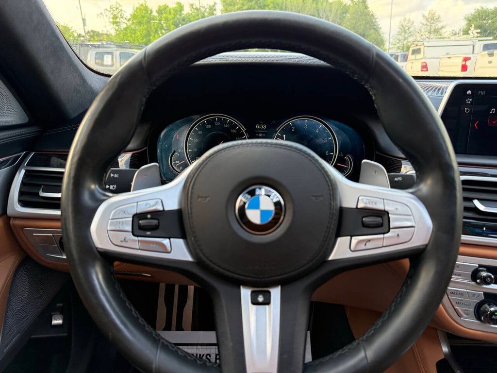 BMW 7 Series Vehicle Full-screen Gallery Image 26