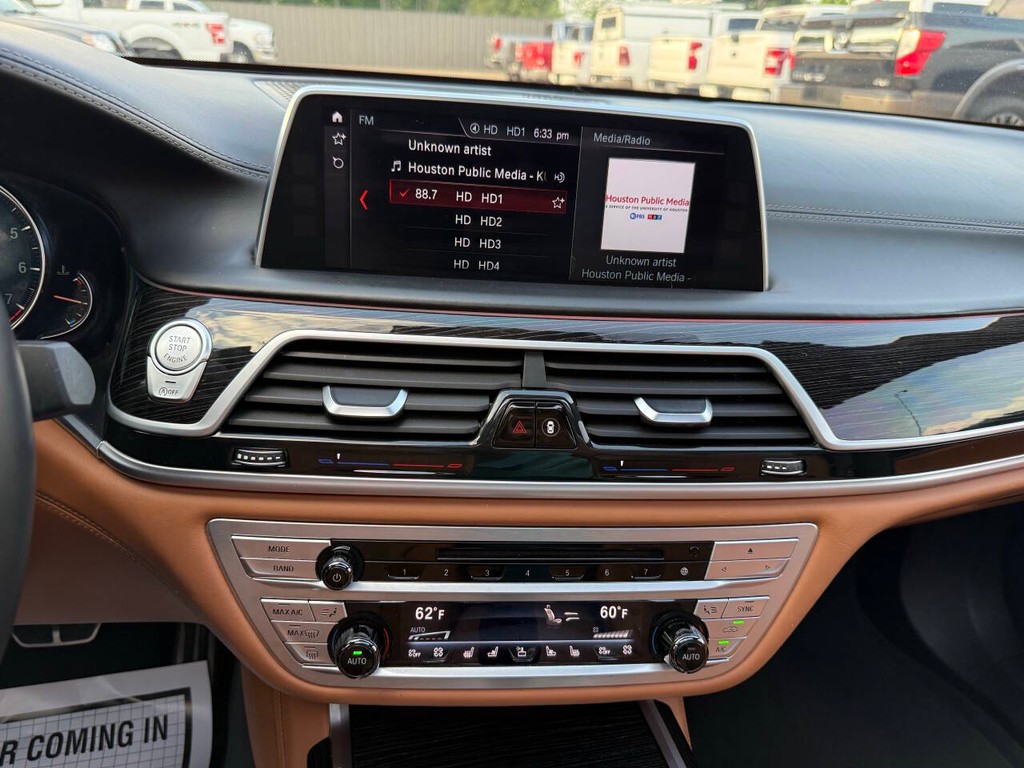 BMW 7 Series Vehicle Full-screen Gallery Image 27