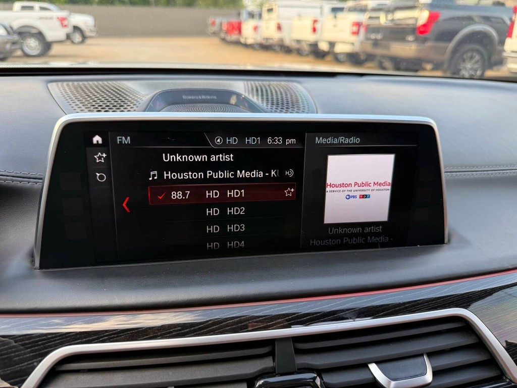 BMW 7 Series Vehicle Full-screen Gallery Image 28