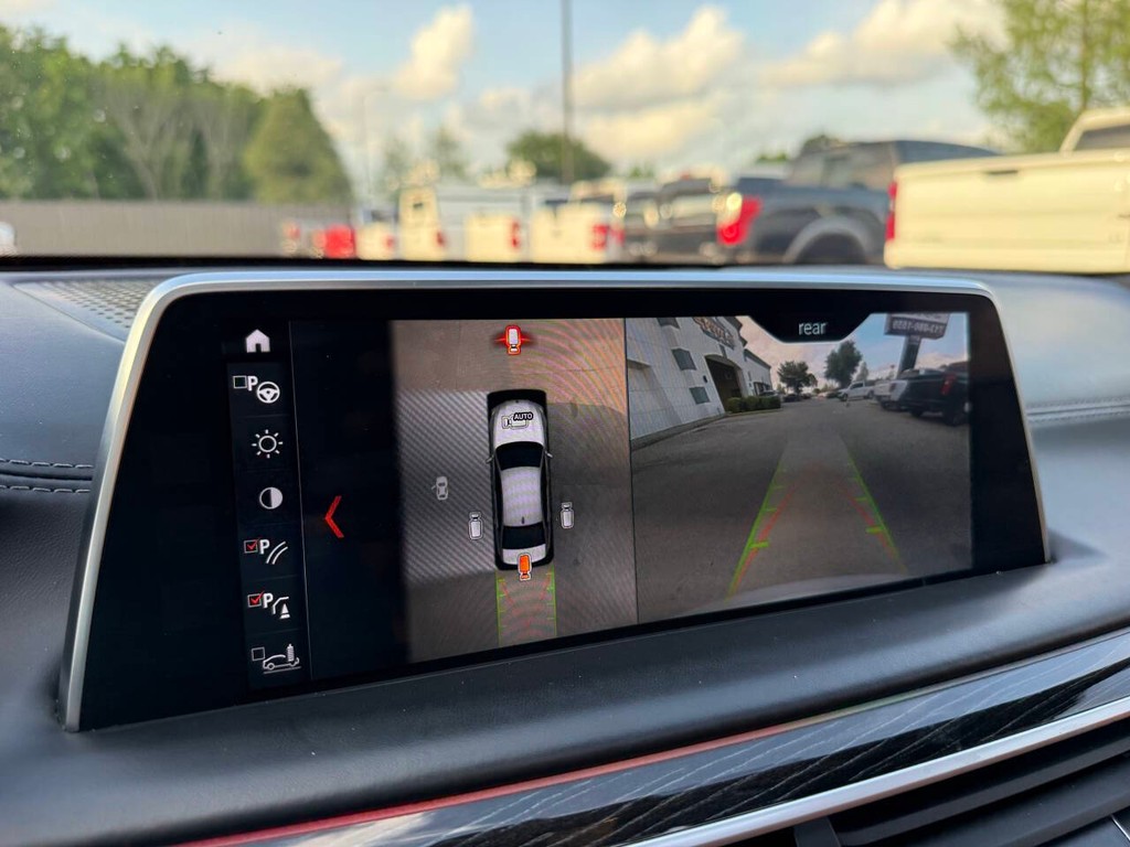 BMW 7 Series Vehicle Full-screen Gallery Image 29