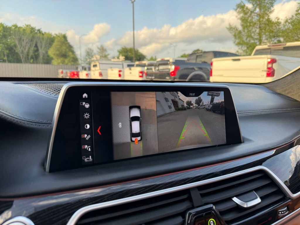 BMW 7 Series Vehicle Full-screen Gallery Image 30