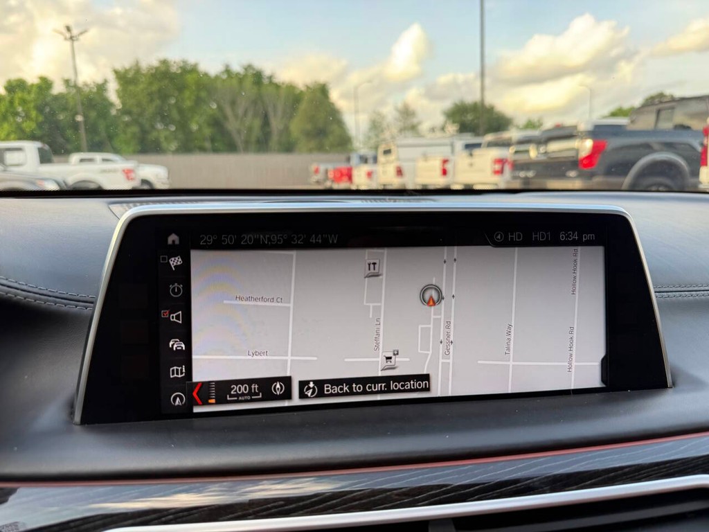 BMW 7 Series Vehicle Full-screen Gallery Image 31