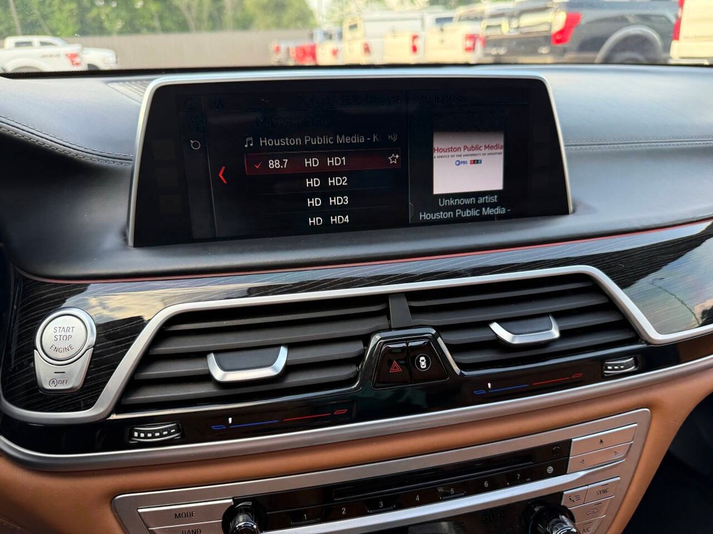 BMW 7 Series Vehicle Full-screen Gallery Image 32