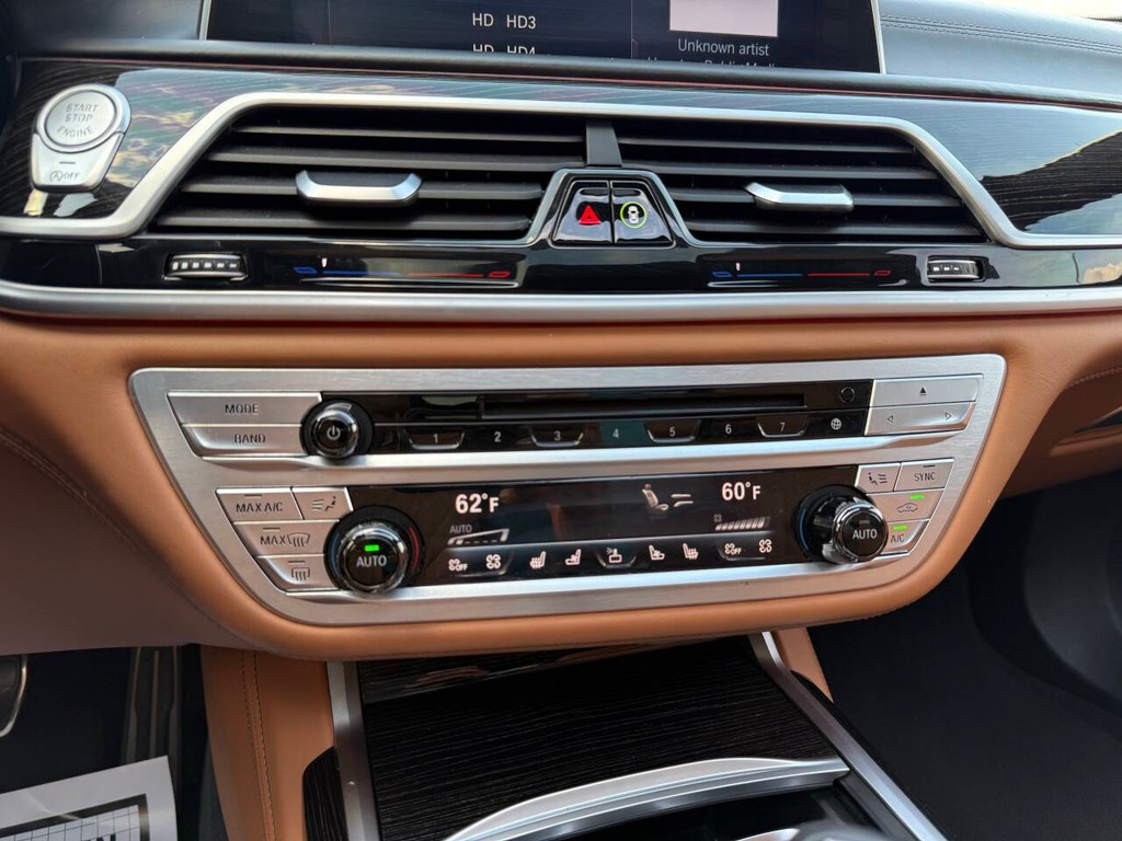 BMW 7 Series Vehicle Full-screen Gallery Image 33