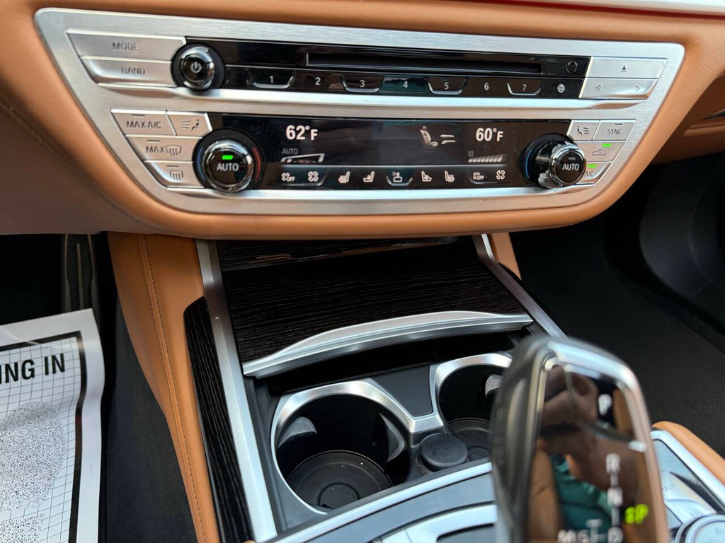 BMW 7 Series Vehicle Full-screen Gallery Image 34