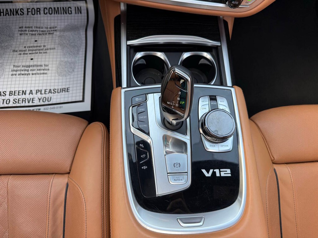 BMW 7 Series Vehicle Full-screen Gallery Image 35