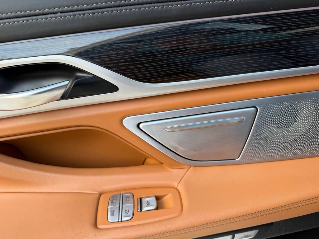 BMW 7 Series Vehicle Full-screen Gallery Image 36