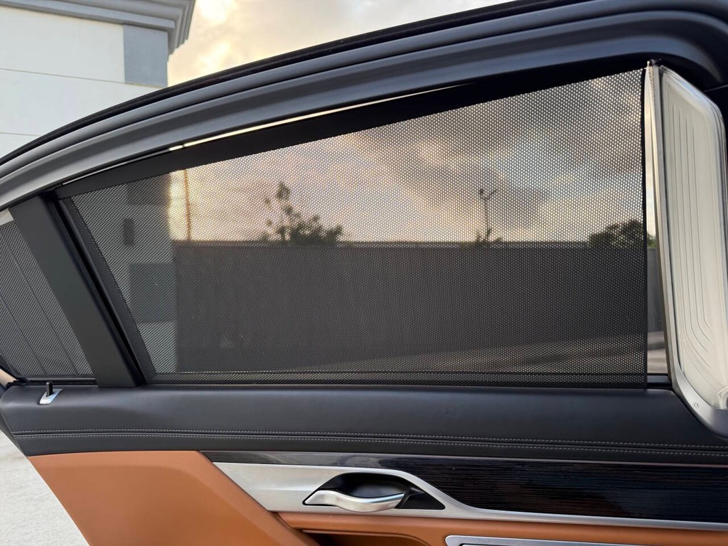 BMW 7 Series Vehicle Full-screen Gallery Image 37