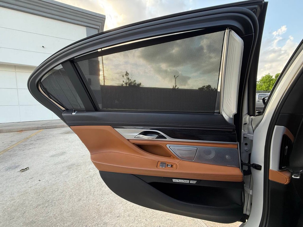 BMW 7 Series Vehicle Full-screen Gallery Image 38