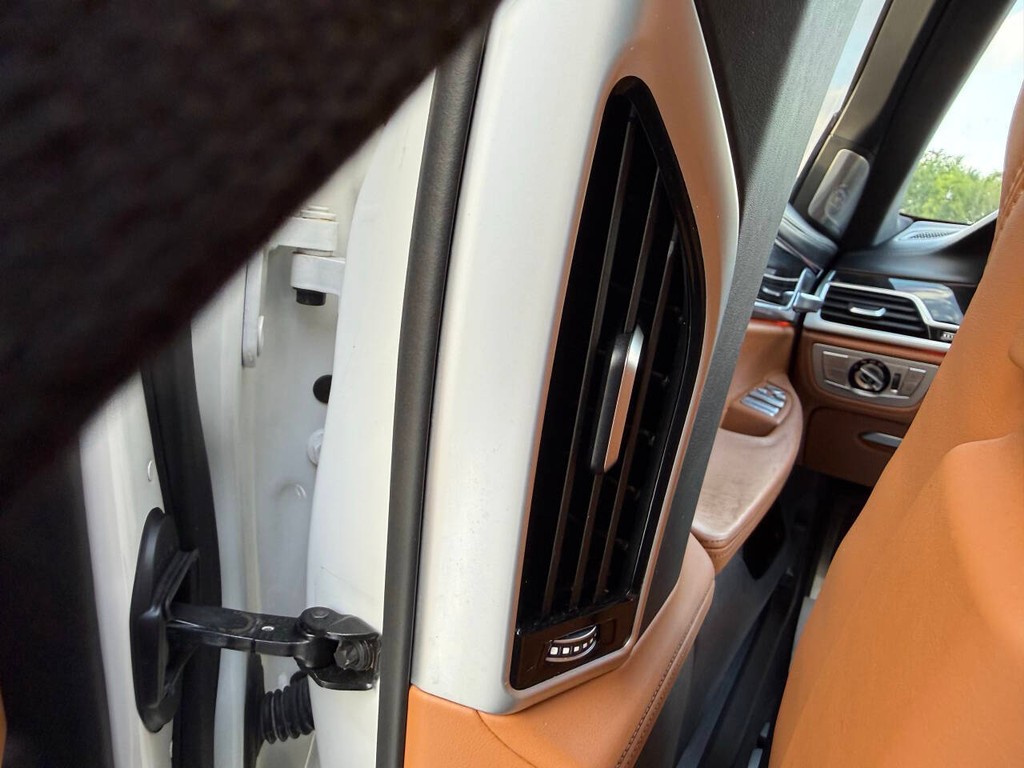 BMW 7 Series Vehicle Full-screen Gallery Image 39