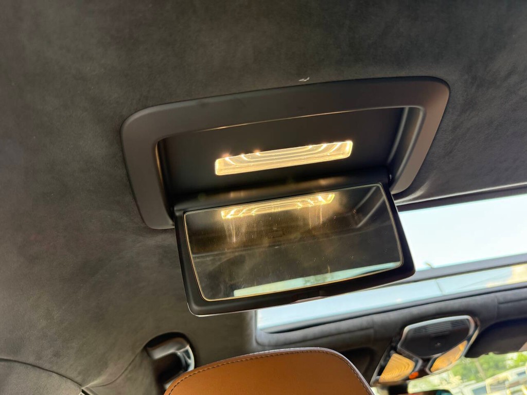 BMW 7 Series Vehicle Full-screen Gallery Image 40