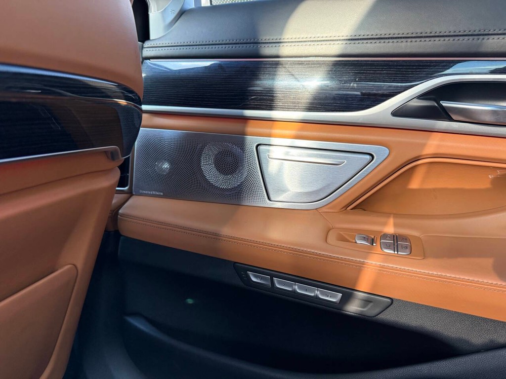 BMW 7 Series Vehicle Full-screen Gallery Image 41