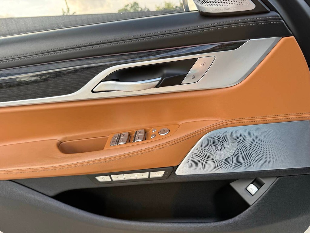 BMW 7 Series Vehicle Full-screen Gallery Image 42