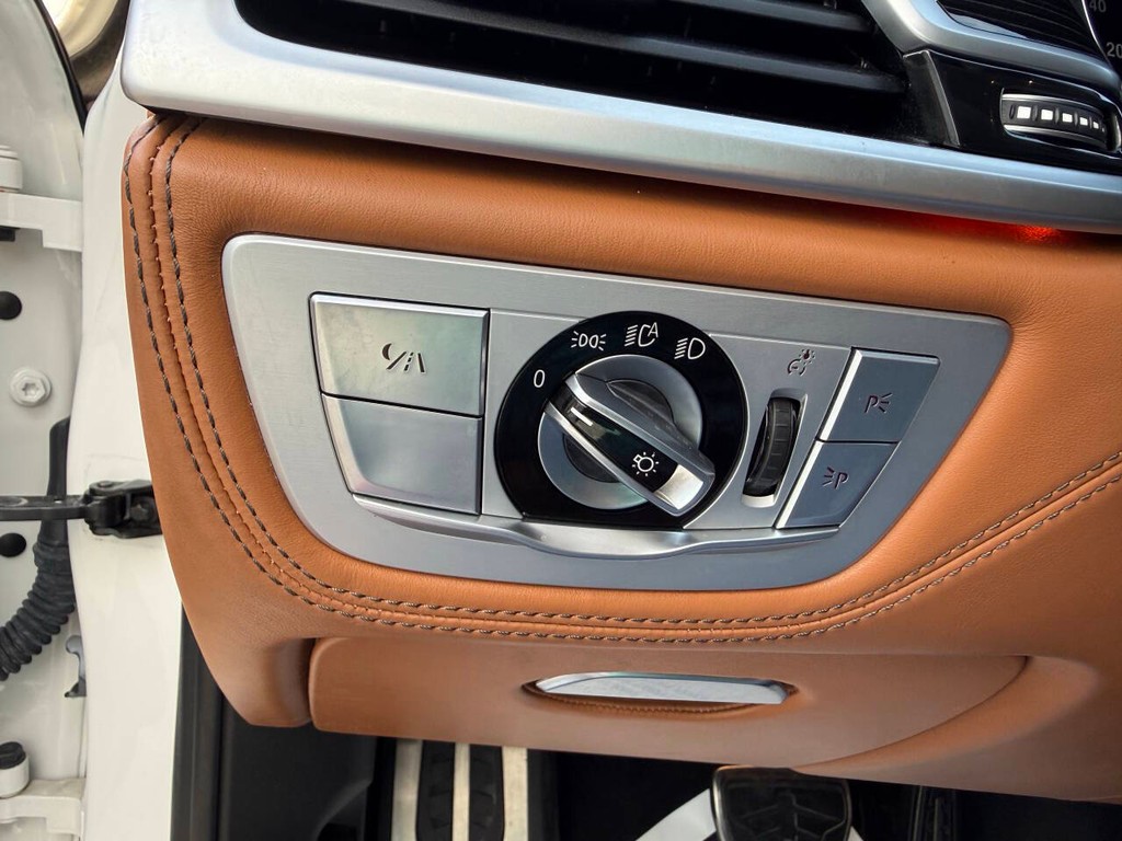 BMW 7 Series Vehicle Full-screen Gallery Image 43