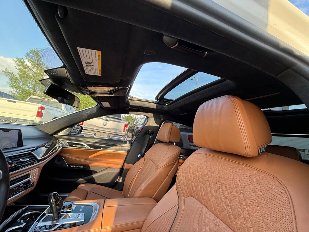 BMW 7 Series Vehicle Full-screen Gallery Image 44