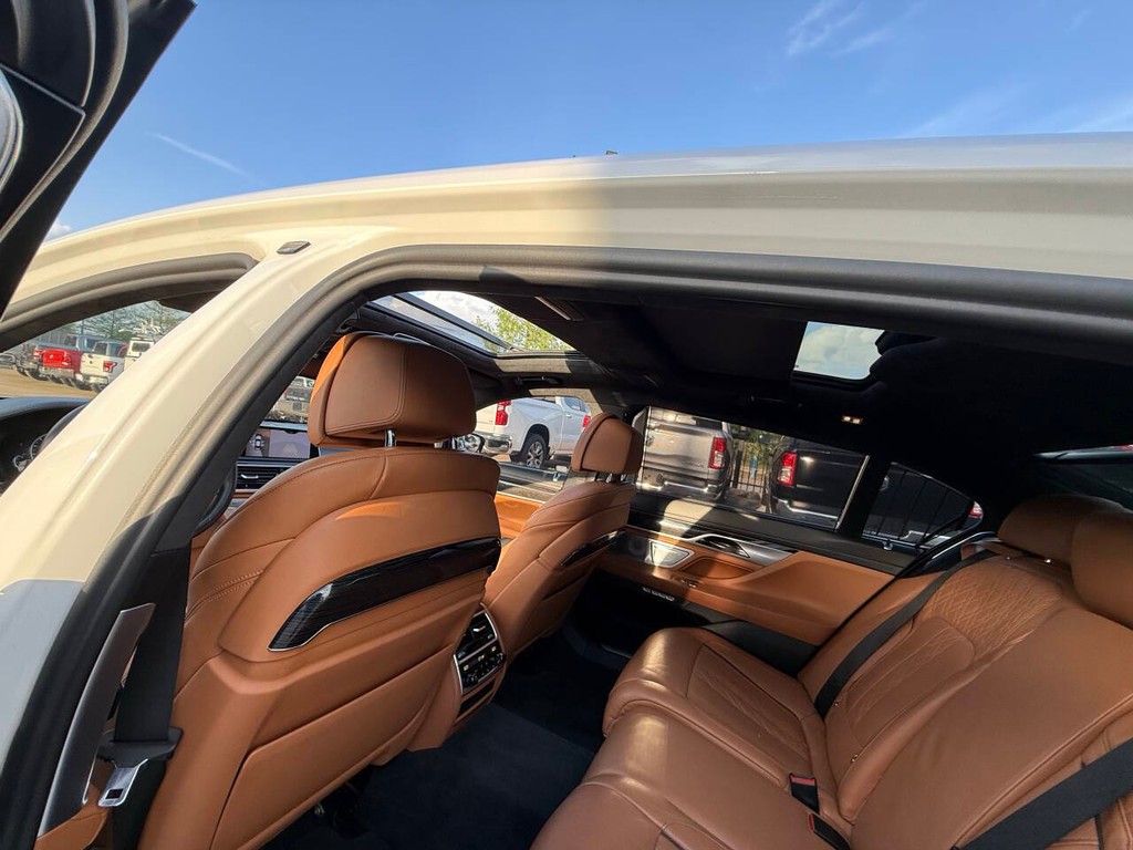 BMW 7 Series Vehicle Full-screen Gallery Image 45