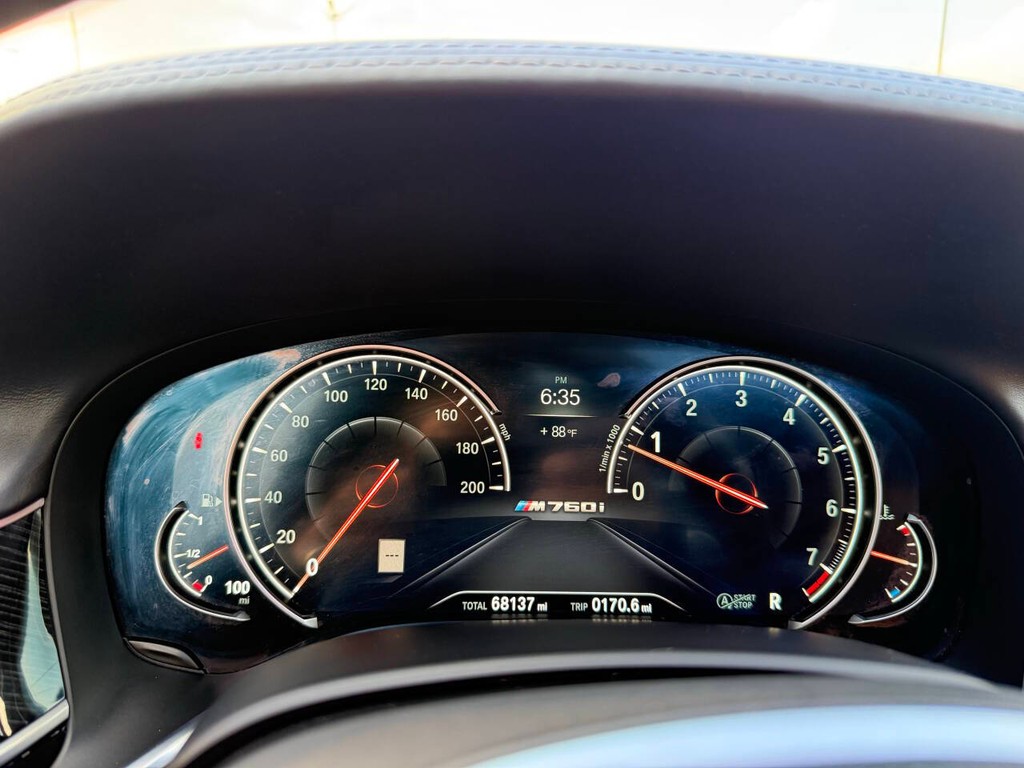 BMW 7 Series Vehicle Full-screen Gallery Image 46