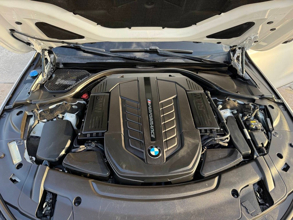 BMW 7 Series Vehicle Full-screen Gallery Image 49