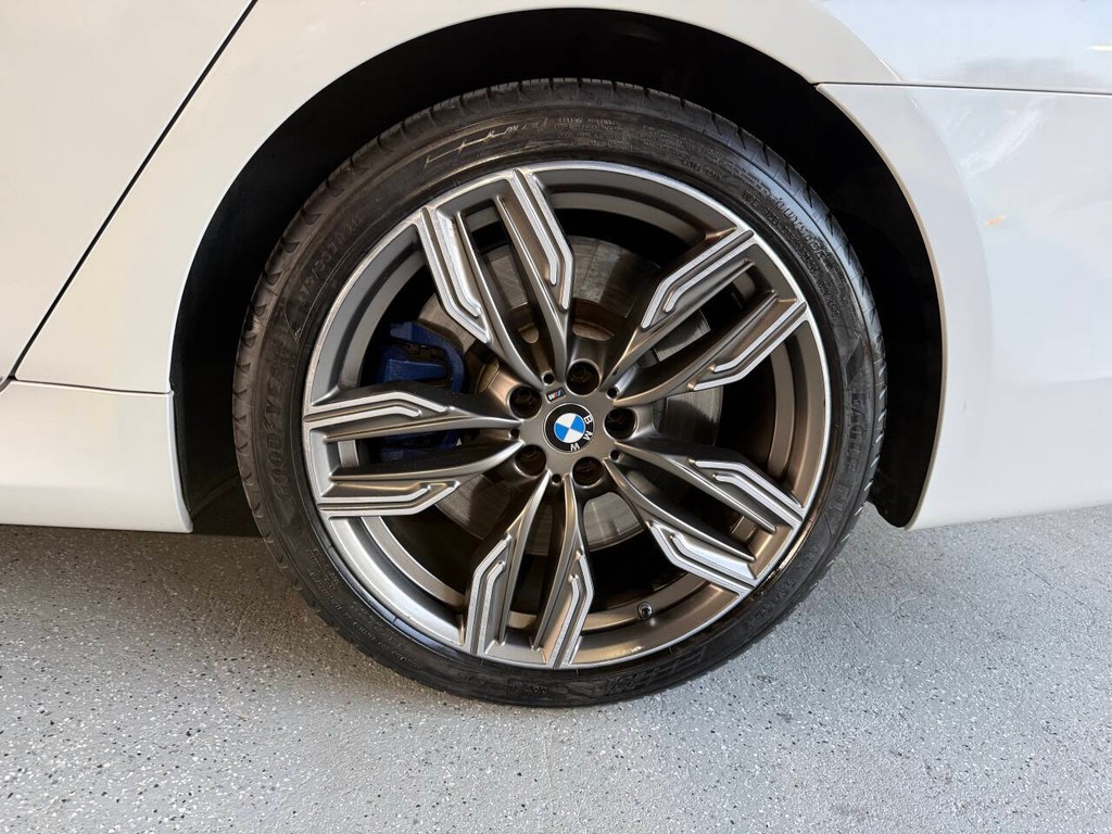 BMW 7 Series Vehicle Full-screen Gallery Image 50