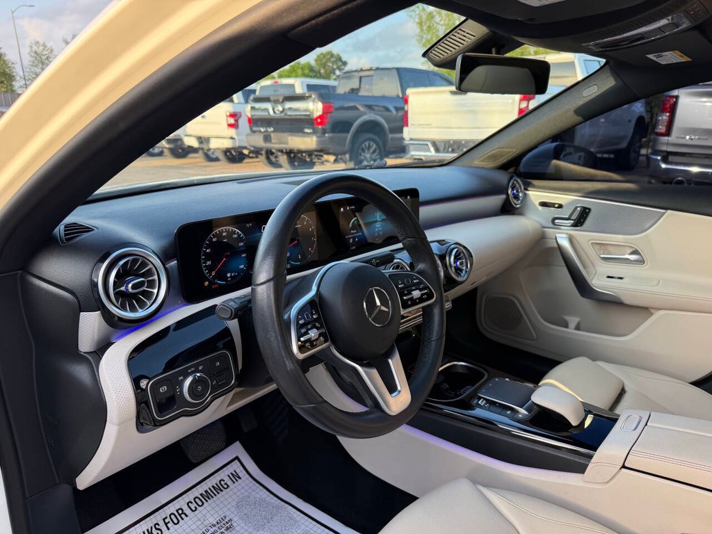 Mercedes-Benz A-Class Vehicle Full-screen Gallery Image 06