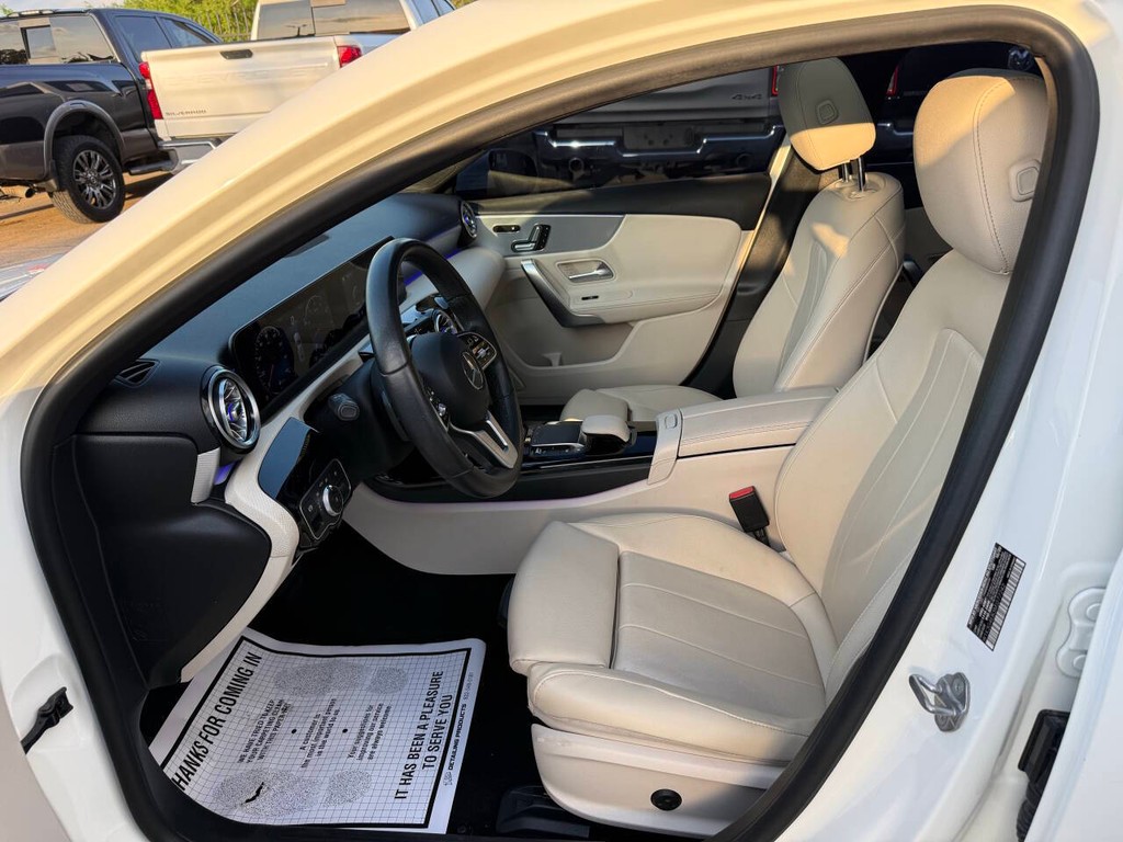 Mercedes-Benz A-Class Vehicle Full-screen Gallery Image 07