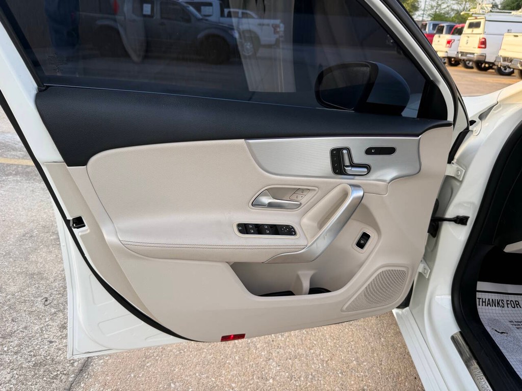 Mercedes-Benz A-Class Vehicle Full-screen Gallery Image 08