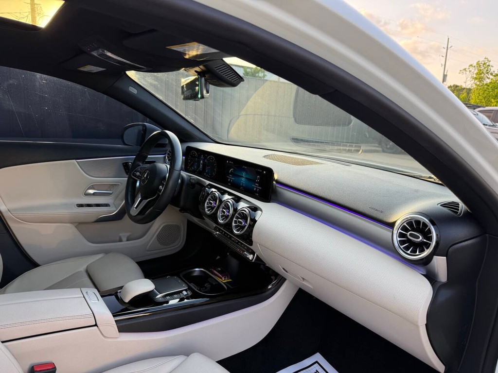 Mercedes-Benz A-Class Vehicle Full-screen Gallery Image 09