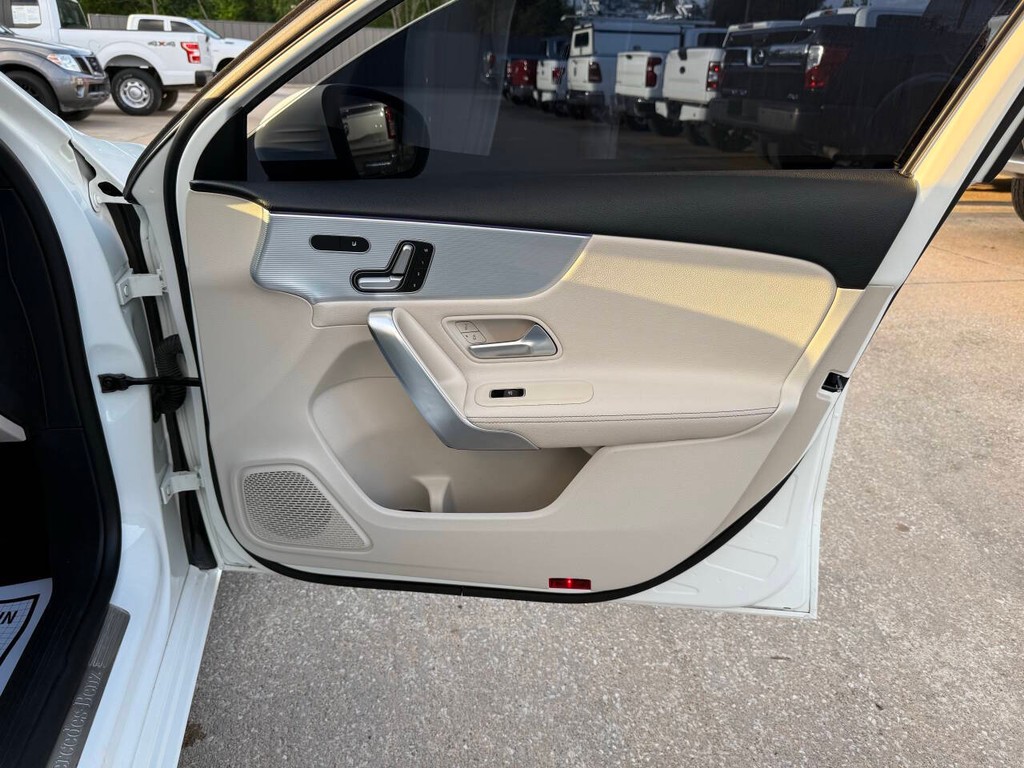 Mercedes-Benz A-Class Vehicle Full-screen Gallery Image 11